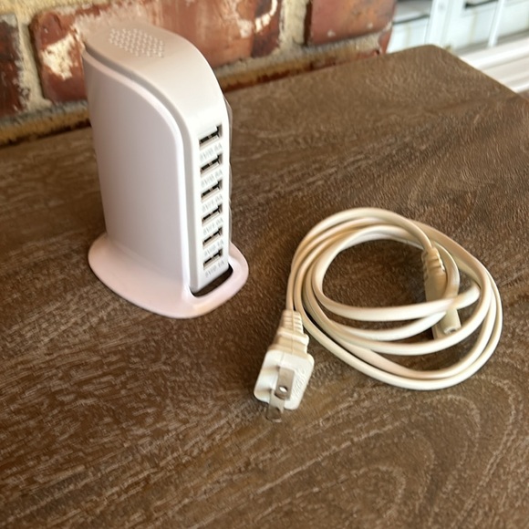 Wayne’s 6-Port USB Wall Charger Desktop Charging Station - Picture 4 of 4